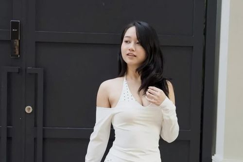 [GALLERY] Trúc Anh được khen 'xinh hơn xưa' khi diện đồ gợi cảm xuống phố