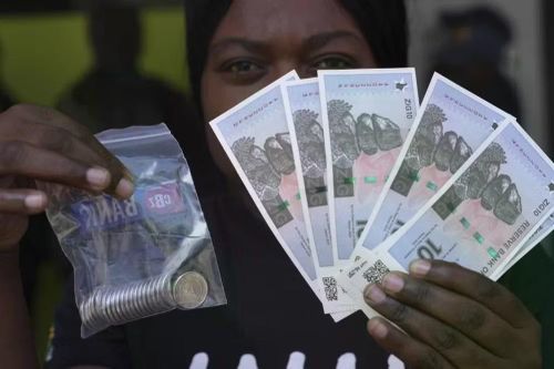 Zimbabwe tìm cách giúp người dân 'cai' đồng USD