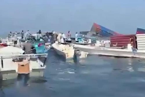 Người dân Iran đổ xô ra eo biển Hormuz vớt iPhone, nước hoa từ tàu đắm