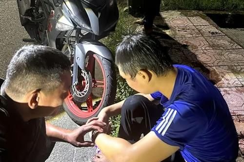Đại uý Công an lao xuống sông, cứu nam thanh niên nhảy cầu