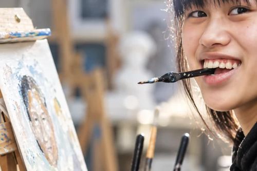 Cô gái bại liệt 10 năm vẽ tranh bằng miệng