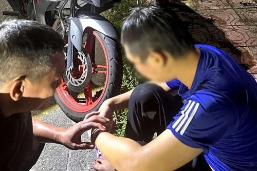 Một cảnh sát cơ động Huế cứu nam thanh niên giữa dòng nước sâu