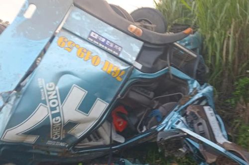 Lật xe đầu kéo chở sắt trên đường Trường Sơn Đông, 2 người tử vong