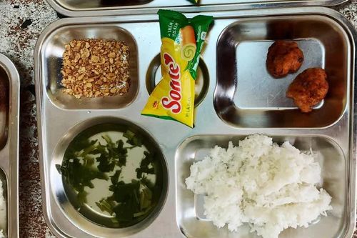 Khay cơm với muối lạc và hai miếng chả bé xíu ở Phú Thọ: Chính quyền xã nói gì?