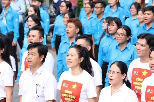 Bạn trẻ TPHCM đồng ca 'Lên đàng', hòa chung niềm tự hào