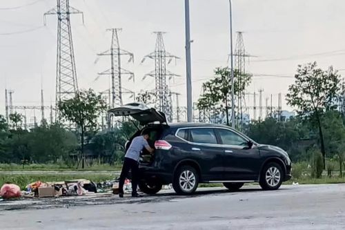 Truy tìm người đàn ông lái ô tô đổ rác bên đường có biển cấm