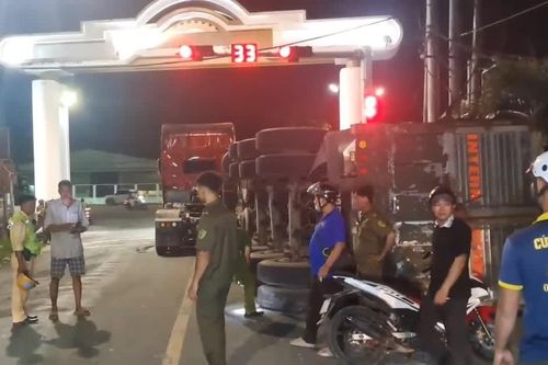Lật rơ-moóc, hơn 80 tấn thép lăn ra đường