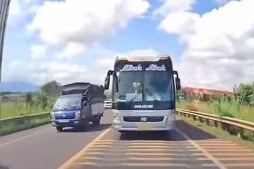 'Thót tim' với clip xe khách giường nằm Minh Linh vượt ẩu ở Gia Lai
