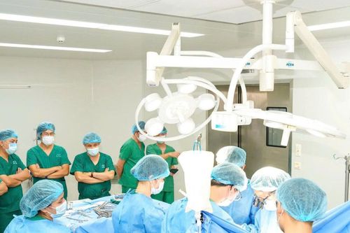 Huế hỗ trợ Đà Nẵng lần đầu phẫu thuật bắc cầu động mạch vành