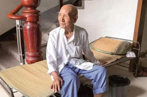 Thói quen lạ sau khi thức dậy sớm của cụ ông sống thọ 101 tuổi