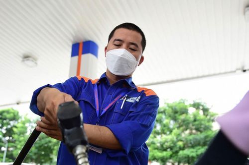 Giá xăng dầu hôm nay 17/10: Thế giới tăng mạnh, xăng trong nước có kỳ giảm sâu