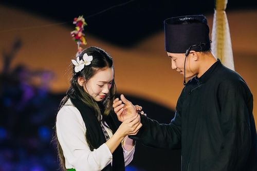 Truyện thơ 'Xống chụ xon xao' của người Thái lên sân khấu thực cảnh