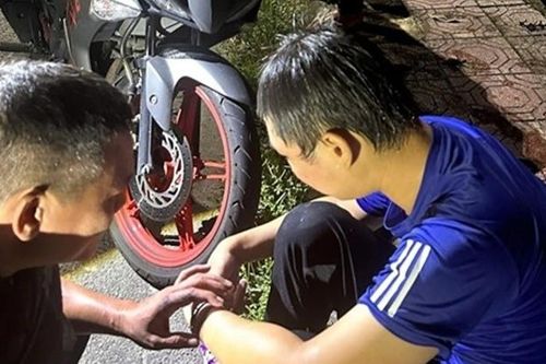 Khoảnh khắc Đại úy công an lao xuống sông, cứu nam thanh niên nhảy cầu