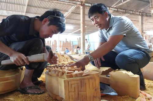 Bỏ nghề đóng thuyền, ông thợ Hà Tĩnh dựng nhà gỗ mít giá tiền tỷ