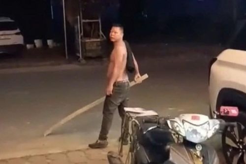 Người đàn ông cởi trần, cầm thanh kim loại đập phá kính 2 ô tô lúc nửa đêm