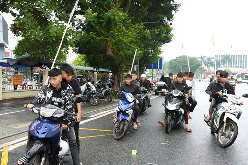 Nhóm 16 thanh thiếu niên mang hung khí, chạy xe náo loạn đường phố Huế