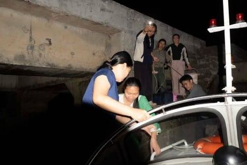 Bác sĩ vượt biển kịp thời để xử lý hai ca phụ sản chuyển dạ