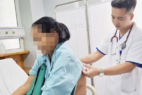 Cứu sống cụ bà 70 tuổi sốc phản vệ nguy kịch do bị ong vò vẽ đốt 60 mũi khi đi làm vườn