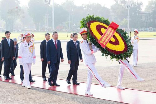 Lãnh đạo Đảng, Nhà nước và các đại biểu Quốc hội vào Lăng viếng Chủ tịch Hồ Chí Minh trước Kỳ họp thứ 2