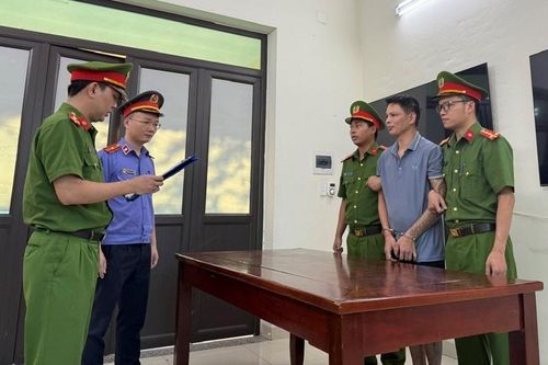 Hai bé gái ở Phú Thọ bị cha ruột đánh bằng cán chổi, dây điện