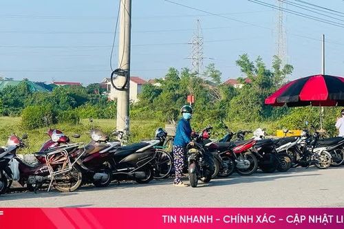 Lộn xộn tình trạng dừng, đỗ xe trước cổng chợ Hội