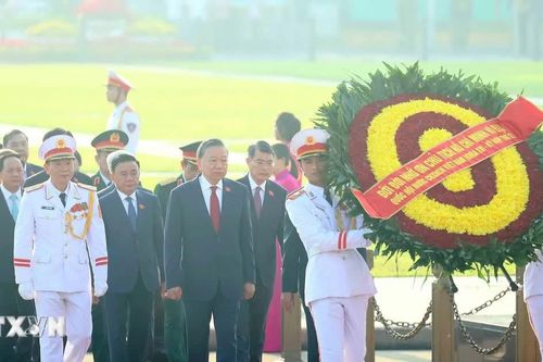 Đoàn đại biểu Quốc hội vào Lăng viếng Chủ tịch Hồ Chí Minh