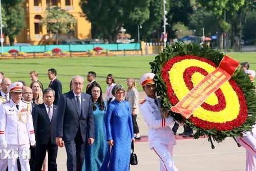 Tổng thống Thụy Sĩ và Phu nhân vào Lăng viếng Chủ tịch Hồ Chí Minh
