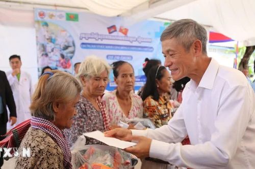 Chung tay vì sức khỏe cộng đồng: Thắt chặt tình đoàn kết Việt Nam-Campuchia