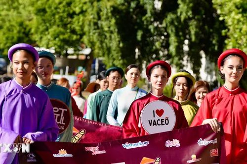 Chương trình diễu hành áo dài Việt Nam đầu tiên trên đường phố Sydney