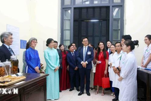 Phu nhân Tổng Bí thư, Chủ tịch nước và Phu nhân Tổng thống Thụy Sĩ thăm Trường Đại học Dược Hà Nội