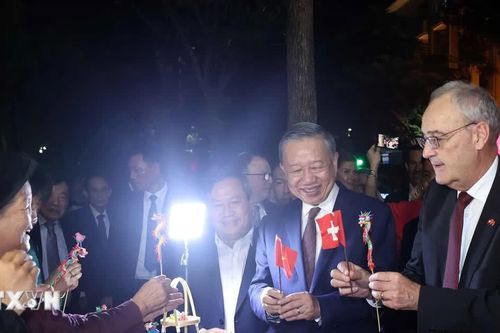 Tổng Bí thư, Chủ tịch nước Tô Lâm và Phu nhân cùng Tổng thống Thụy Sĩ và Phu nhân dạo phố đi bộ hồ Hoàn Kiếm