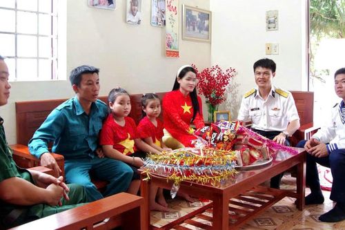 Phụ nữ Đặc khu Trường Sa vun đắp hạnh phúc gia đình,góp sức bảo vệ chủ quyền biển, đảo