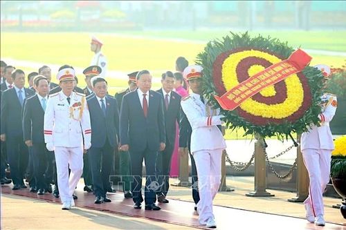 Đoàn đại biểu Quốc hội vào Lăng viếng Chủ tịch Hồ Chí Minh