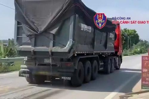 Xử phạt 2 lái xe đầu kéo chở cát để nước chảy xuống mặt đường