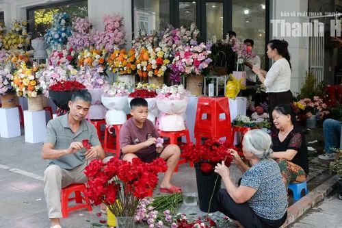Cửa hàng hoa tất bật chuẩn bị cho ngày 20/10