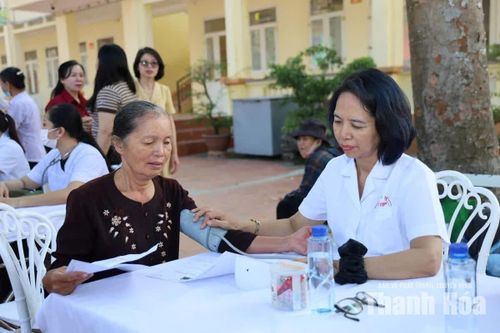 Khám bệnh, cấp thuốc miễn phí cho người dân xã Tiên Trang