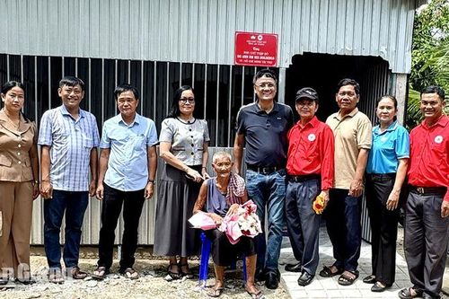 Trao 11 căn nhà Chữ thập đỏ cho hộ nghèo Khmer ở Ô Lâm