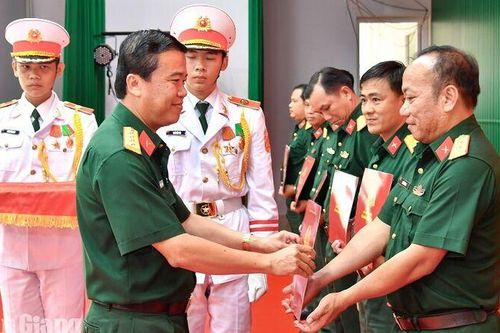 An Giang điều động, bổ nhiệm 81 cán bộ quân sự cấp xã