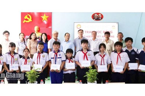 Trao 49 suất học bổng cho học sinh khó khăn tại phường Tịnh Biên