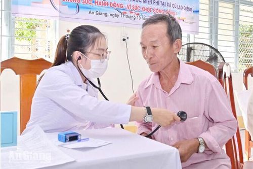 Khám bệnh, phát thuốc miễn phí cho 200 người dân xã Cù Lao Giêng