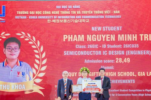 Trường Đại học Công nghệ Thông tin và Truyền thông Việt - Hàn vinh danh tân sinh viên xuất sắc