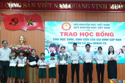 Trao 44 suất học bổng cho con thuyền viên gặp nạn trên biển