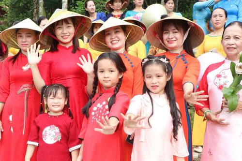 Phụ nữ Thạnh Bình duyên dáng biểu diễn áo dài tại làng cổ Lộc Yên