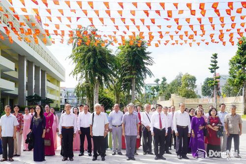 Văn phòng Thành ủy dâng hương Nhà thờ Bác Hồ