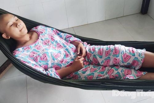 Cha mẹ bán vé số cầu xin cứu giúp con gái 15 tuổi bị ung thư
