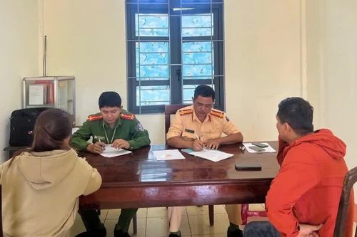 Bị phạt vì điều khiển phương tiện mà không có giấy phép lái xe phù hợp, không đội mũ bảo hiểm