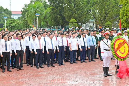 Đoàn đại biểu tham dự Hội thảo khoa học “Sự kiện vịnh Cam Ranh tháng 10 năm 1946 trong hành trình Chủ tịch Hồ Chí Minh đấu tranh thực hiện khát vọng hòa bình và độc lập dân tộc” dâng hương, dâng hoa tại Tượng đài Bác Hồ
