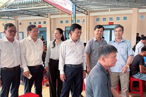 Phó Chủ tịch UBND tỉnh Đinh Văn Tuấn kiểm tra khám sức khỏe toàn dân tại xã Quảng Sơn