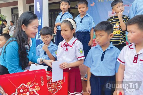 Tiếp sức cho phụ nữ, trẻ em nghèo