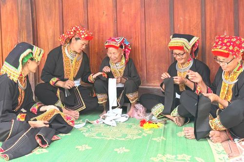 Gìn giữ nghề thêu truyền thống của người Dao Lô Gang